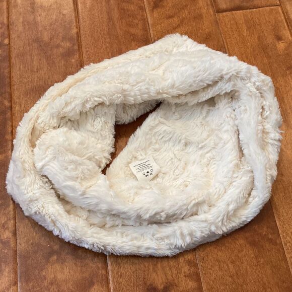 Peace and pearls white furry infinity scarf - Picture 5 of 5